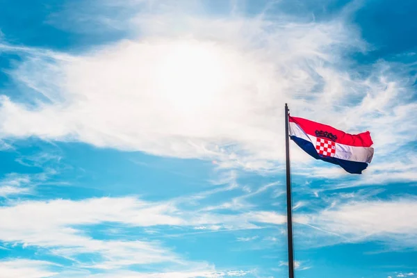 Bandera Croacia Ondeando Viento Con Tela Altamente Detallada Cielo Azul — Foto de Stock