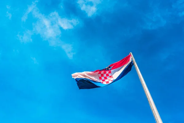 Прапор Хорватії Розмахуючи Вітер Висока Докладну Тканини Світло Синє Небо — стокове фото