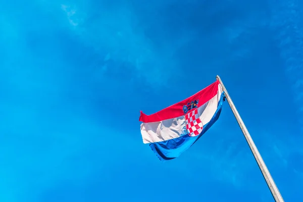 克罗地亚旗子在风中挥动以高度详细的织品轻的蓝天在背景和空间为编辑 — 图库照片