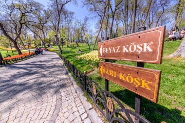 Emirgan Parkı, Sarıyer semtinde yer alan tarihi bir kent parkı yön panoları. Turistler ve yerliler için ziyaret edin ve zaman harcamak. Istanbul,Turkey.15 Nisan, 2017