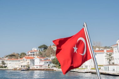 Boğaz, sahil ve deniz rüzgar, Beykoz Istanbul, Türkiye'de Türk bayrağı ile feribotuna defne görünümünü