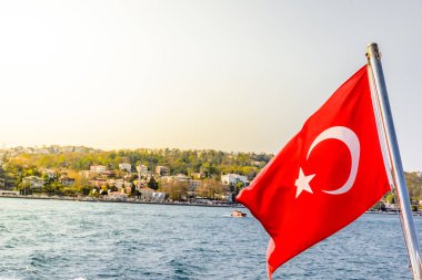 Boğaz, sahil ve deniz rüzgar, Beykoz Istanbul, Türkiye'de Türk bayrağı ile feribotuna defne görünümünü.