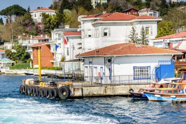 Tekne tur üzerinden Boğaz'ın Asya tarafında yer alan Kanlıca ve coastine manors iskele. Kanlıca Nisan, 2017 balık restoranları ve tatlı yoghurt.15 için ünlüdür
