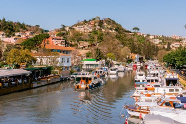 Göksu Nehri turist ve yerliler dinlenmek ve Nisan, 2017 Istanbul,Turkey.15 yemek için popüler bir yer