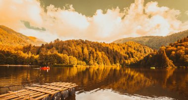 Yumuşak Sonbahar manzara turistler, yerliler, kampçılar ve Doğu Karadeniz, Savsat, Artvin, Türkiye'de seyahat etmek için popüler bir hedef Karagol (siyah göl) görüntülemek.
