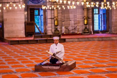 Türk imam Kur'an'Süleymaniye Camii, Osmanlı Mimar Sinan.Istanbul,Turkey.04 tarafından Haziran 2017 tasarlanmış ve İslami öğelerle Süslenmiş okuma