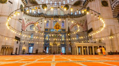 Kimliği belirsiz Türk Müslüman erkeklerin Haziran 201 Osmanlı Mimar Sinan.Istanbul,Turkey.04 tarafından tasarlanmış ve İslami öğelerle dekore Süleymaniye Camii, dua