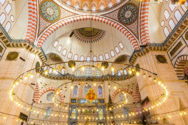 İç dekorasyon ve Süleymaniye Camii sanat. Duvarlar, tavan ve kubbeler İslami öğelerle süslenmiş ve Haziran 201 Osmanlı Mimar Sinan.Istanbul,Turkey.04 tarafından tasarlanan