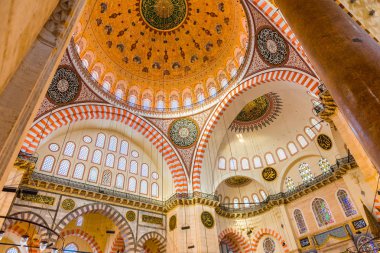 İç dekorasyon ve Süleymaniye Camii sanat. Duvarlar, tavan ve kubbeler İslami öğelerle süslenmiş ve Haziran 201 Osmanlı Mimar Sinan.Istanbul,Turkey.04 tarafından tasarlanan