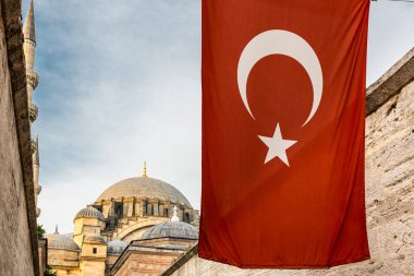 Süleymaniye Camii, dış görünümünü İslami öğelerle süslenmiş ve Osmanlı mimarı Sinan.Turkish bayrağı ön plan üzerinde. Istanbul, Türkiye.04 Haziran 201