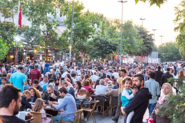 Müslüman insanlar açlık Süleymaniye Camii bölgesinde Ramazan ayında Ezan (ezan) ve akşam yemeği (Iftar) için bekleyin. Istanbul, Türkiye.04 Haziran 2017