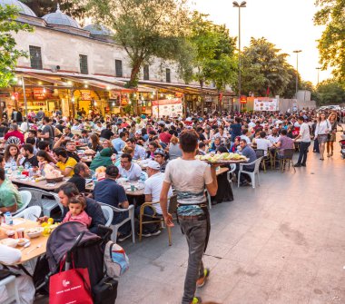 Müslüman insanlar açlık Süleymaniye Camii bölgesinde Ramazan ayında Ezan (ezan) ve akşam yemeği (Iftar) için bekleyin. Istanbul, Türkiye.04 Haziran 2017