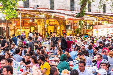 Müslüman insanlar açlık Süleymaniye Camii bölgesinde Ramazan ayında Ezan (ezan) ve akşam yemeği (Iftar) için bekleyin. Istanbul, Türkiye.04 Haziran 2017