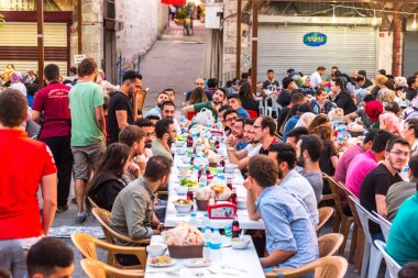 Müslüman insanlar açlık Süleymaniye Camii bölgesinde Ramazan ayında Ezan (ezan) ve akşam yemeği (Iftar) için bekleyin. Istanbul, Türkiye.04 Haziran 2017