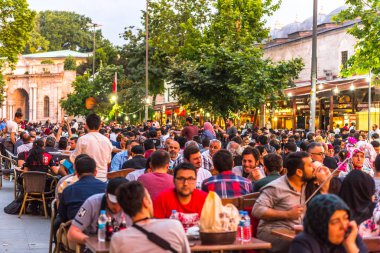Müslüman insanlar açlık Süleymaniye Camii bölgesinde Ramazan ayında Ezan (ezan) ve akşam yemeği (Iftar) için bekleyin. Istanbul, Türkiye.04 Haziran 2017