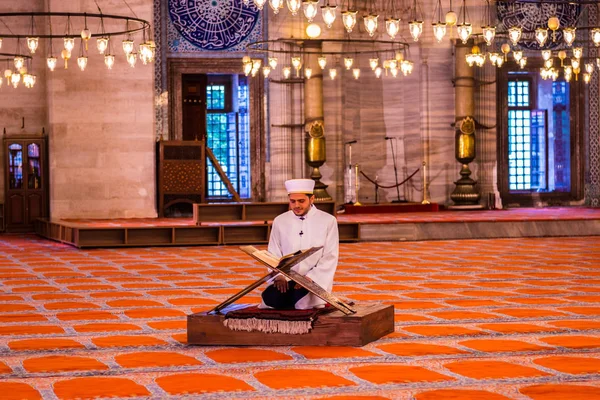 Türk imam Kur'an'Süleymaniye Camii, Osmanlı Mimar Sinan.Istanbul,Turkey.04 tarafından Haziran 2017 tasarlanmış ve İslami öğelerle Süslenmiş okuma