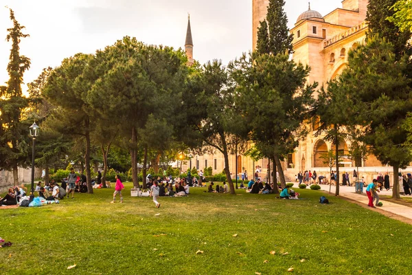 Μουσουλμανική Ανθρώπους Που Νηστεύουν Περιμένετε Adhan Εζάν Και Βραδινό Γεύμα — Φωτογραφία Αρχείου