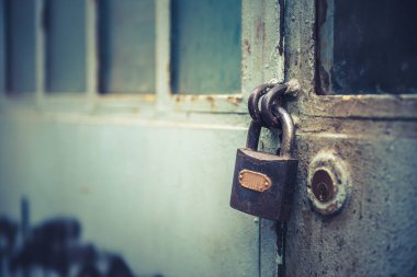 Bir vintage, rustik metal kapı ve kilit mimari detay 