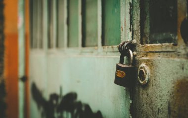 Bir vintage, rustik metal kapı ve kilit mimari detay 