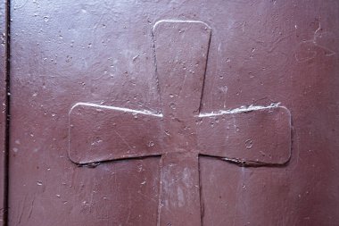 Siyah gri metal plaka üzerinde çapraz. Büyük haç işareti demir plaka üzerinde.