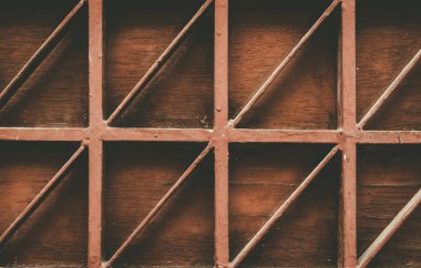 Metal plaka doku ve arka plan. Metal yüzey paslı noktalar. Paslı metal grunge arka plan. Yatay ve çapraz demir şekilleri ile metal arka plan