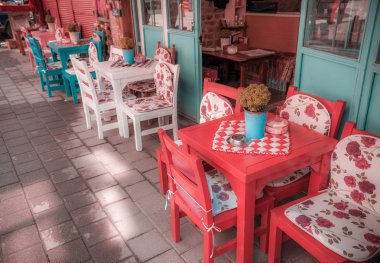 Retro, vintage görünümü Pastel coffee shop ahşap masa ve sandalyeler Balat, İstanbul 'un eski şehir ile. Açık kafe. Vintage görüntü stili fotoğrafta. Istanbul, Türkiye
