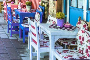Retro, vintage görünümü Pastel coffee shop ahşap masa ve sandalyeler Balat, İstanbul 'un eski şehir ile. Açık kafe. Vintage görüntü stili fotoğrafta. Istanbul, Türkiye