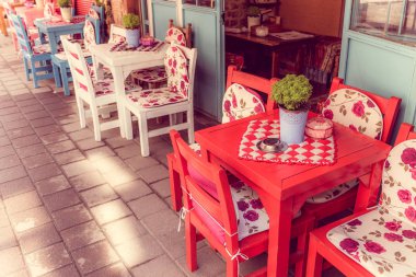 Retro, vintage görünümü Pastel coffee shop ahşap masa ve sandalyeler Balat, İstanbul 'un eski şehir ile. Açık kafe. Vintage görüntü stili fotoğrafta. Istanbul, Türkiye