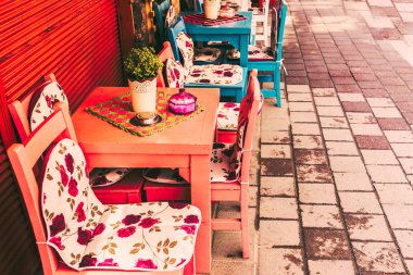 Retro, vintage görünümü Pastel coffee shop ahşap masa ve sandalyeler Balat, İstanbul 'un eski şehir ile. Açık kafe. Vintage görüntü stili fotoğrafta. Istanbul, Türkiye