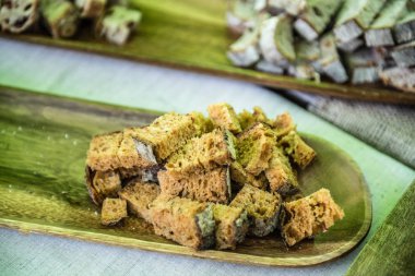 Cevizli ekmek bir tabak içinde dilimlenmiş. Ekmek pasta ve bakkal kavramı. 