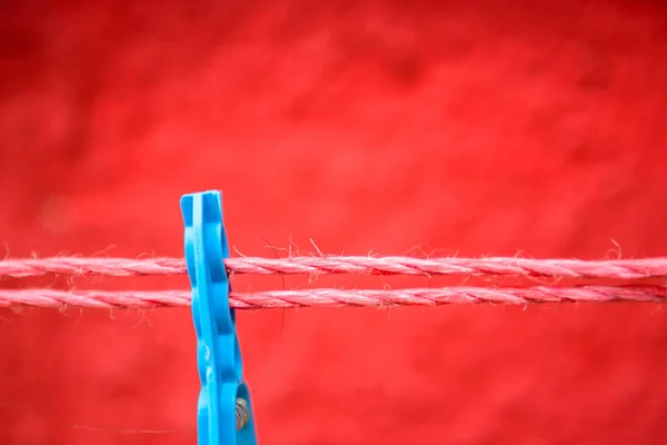 Vue Vintage Blue Clothes Cheville Épinglée Banc Avec Mur Rouge — Photo