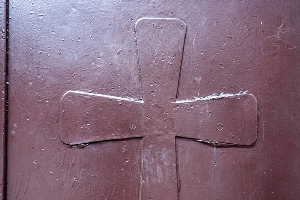 Siyah gri metal plaka üzerinde çapraz. Büyük haç işareti demir plaka üzerinde.