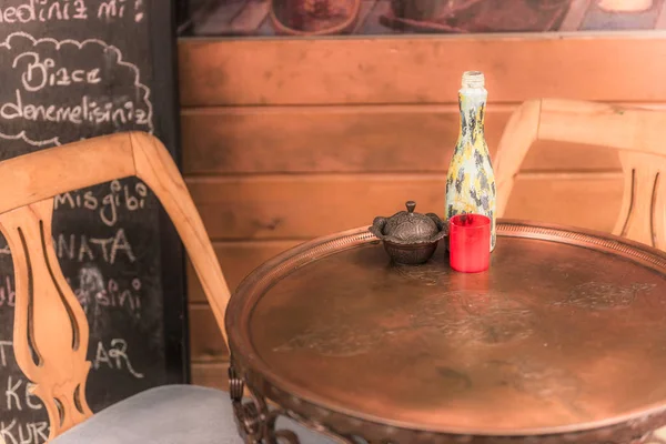 Retro, vintage görünümü Pastel coffee shop ile metal masa ve sandalyeler Balat, Istanbul, Türkiye'nin tarihi kent. Açık kafe. Vintage görüntü stili fotoğrafta. Istanbul, Türkiye