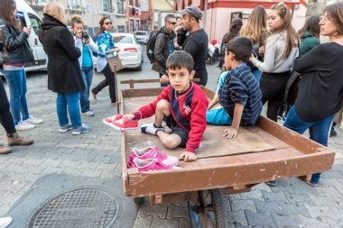 Hurdacı ahşap tekerlekli araç üzerinde taşıma tanımlanamayan küçük çocuklar. Istanbul,Turkey.15 Ekim, 2017