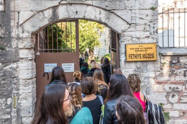 Fethiye Camii (Fethiye kilise, Bizans Kilisesi) Fatih ilçe Istanbul,Turkey.15 Çarşamba bölgede Ekim, 2017 girmek için bekleyen Tanımlanamayan kişi