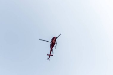 Istanbul, Türkiye'de mavi gökyüzünde uçan helikopter
