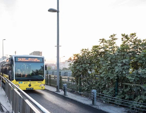 Başka bir stop, Istanbul,Turkey.15 Ekim, 201 toplu taşıma sisteminin bir parçasıdır için Metrobüs hareket