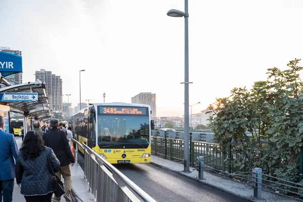 Kimliği belirsiz kişi Metrobus, Istanbul,Turkey.15 Ekim, 201 toplu taşıma sisteminin bir parçasıdır için bekleyin