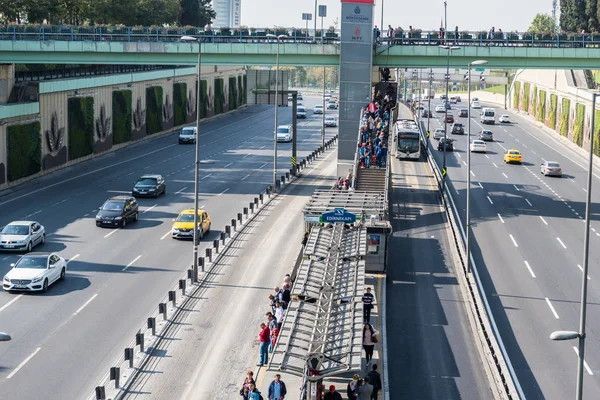 Kimliği belirsiz kişi Metrobus, Istanbul,Turkey.15 Ekim, 201 toplu taşıma sisteminin bir parçasıdır için bekleyin