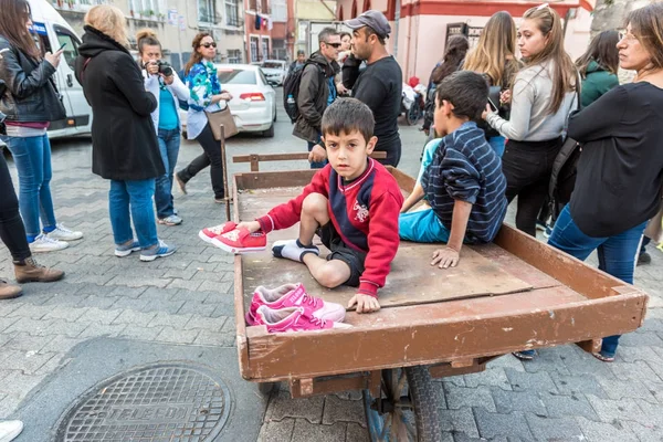 Niezidentyfikowane Małe Dzieci Transportu Drewniane Koło Samochodu Szmaciarze Istanbul Turkey — Zdjęcie stockowe