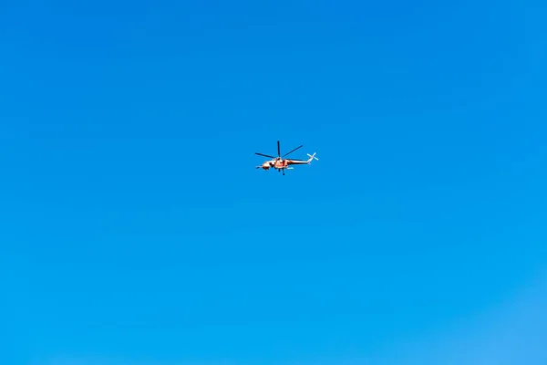 Hubschrauber Fliegt Den Blauen Himmel Istanbul Türkei — Stockfoto