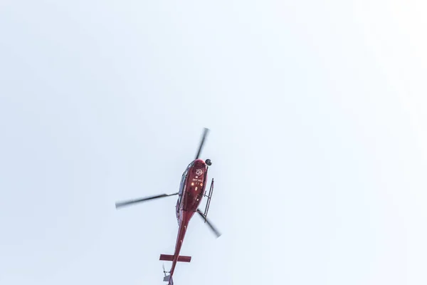 Helicóptero Voando Céu Azul Istambul Turquia — Fotografia de Stock