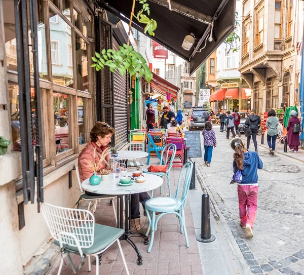 Άνθρωποι, πεζοπορία και εξερεύνηση Balat street στην Κωνσταντινούπολη, Τουρκία — Φωτογραφία Αρχείου
