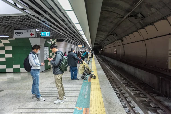 Le train de Marmaray est un système de transport entre l'Asie et l'Europe — Photo