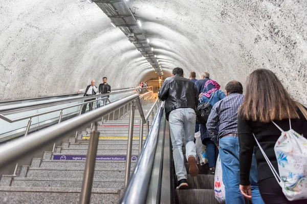 Metrobus, ein Teil des öffentlichen Verkehrssystems in Istanbul, Türkei — Stockfoto