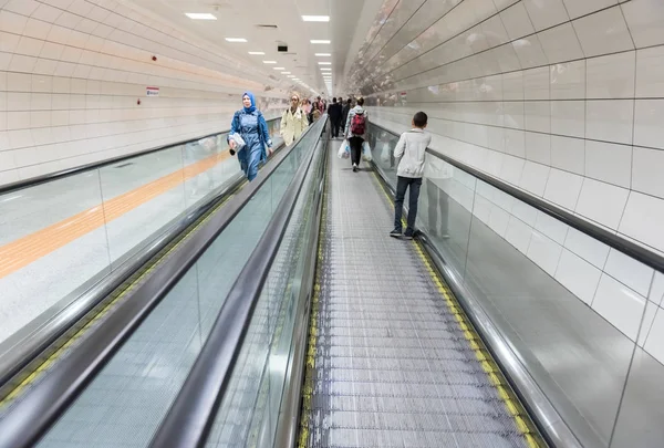 Metrobus, ein Teil des öffentlichen Verkehrssystems in Istanbul, Türkei — Stockfoto