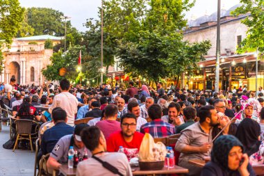 Müslümanlar Ramazan kareem için birlikte yemek için bir araya