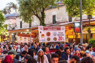 Müslümanlar Ramazan kareem için birlikte yemek için bir araya