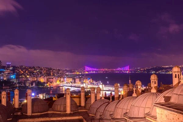 Vista nocturna del Bósforo Estambul, Turquía . — Foto de Stock