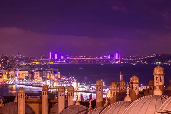 Vue de nuit du bosphore Istanbul, Turquie . — Photo